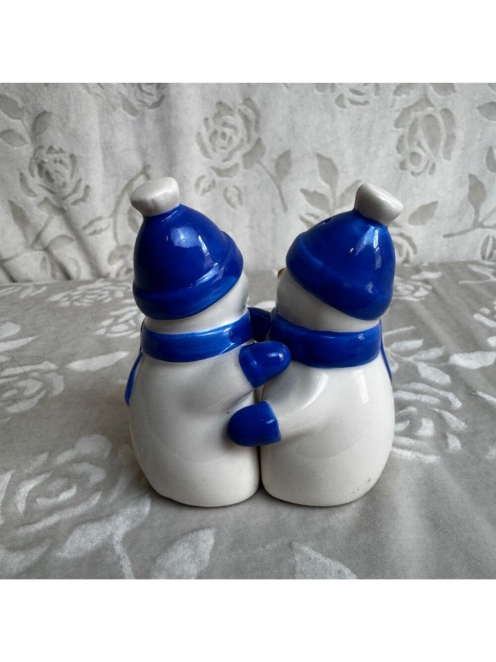 Hugging Snowman Ceramic Salt & Pepper Shaker Set Winter Kitchen Decor Tassel - Picture 3 of 8